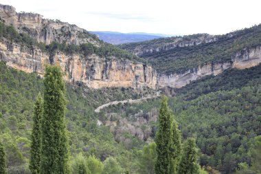 Cuenca 'nın Serrania' sı, güzel dağ sırası, kışın bulutlu bir gününde