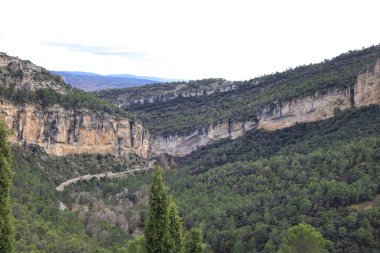 Cuenca 'nın Serrania' sı, güzel dağ sırası, kışın bulutlu bir gününde