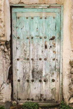 Mavi boyalı eski ahşap kapı.