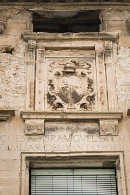 İspanya 'nın Cuenca bölgesindeki eski Priego kasabasında oyma taştan yapılmış silahlar.