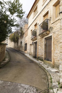 İspanya 'nın eski Priego, Cuenca bölgesindeki tarihi taş evlerin kaldırımları ve cepheleri