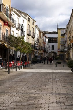 Priego, Cuenca, İspanya... 10 Aralık 2023: Priego, Cuenca bölgesindeki tarihi taş evlerin kaldırımları ve cepheleri