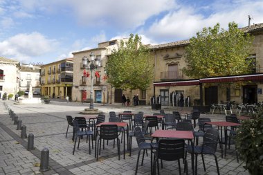 Priego, Cuenca, İspanya... 10 Aralık 2023: Priego 'daki Condes de Priego Meydanı' ndaki ıssız bar terası.