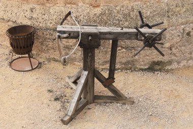 Belmonte, Cuenca, İspanya 10 Aralık 2023 Belmonte Kalesi 'nde orta çağ yaylı tüfeği.