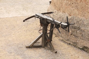 Belmonte, Cuenca, İspanya 10 Aralık 2023 Belmonte Kalesi 'nde orta çağ yaylı tüfeği.