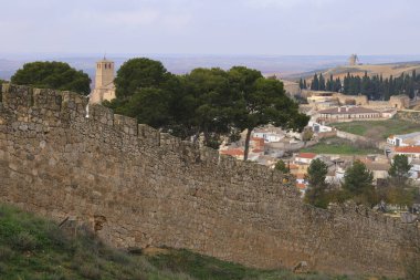 Bulutlu bir günde Belmonte şehri ve Kale 'nin girişinden Serra' nın manzarası