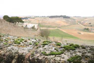 Bulutlu bir günde Belmonte şehri ve Kale 'nin girişinden Serra' nın manzarası