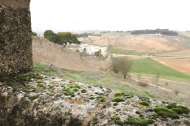 Bulutlu bir günde Belmonte şehri ve Kale 'nin girişinden Serra' nın manzarası
