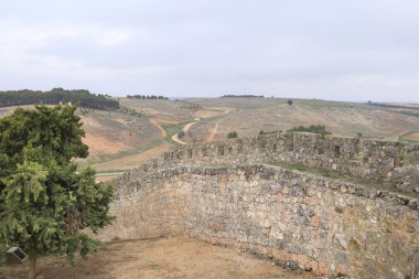 Bulutlu bir günde Belmonte şehri ve Kale 'nin girişinden Serra' nın manzarası