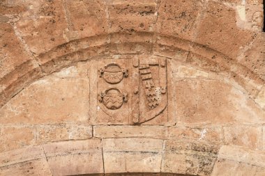 Belmonte, Cuenca, İspanya... 10 Aralık 2023: Cuenca bölgesindeki Belmonte Kalesi 'nin girişinde taş kaplama silahlar.