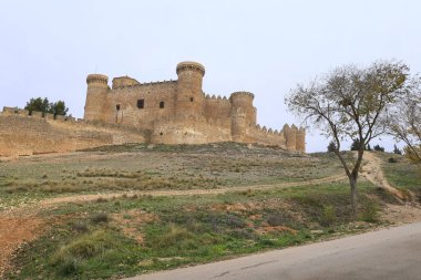 Belmonte, Cuenca, İspanya 10 Aralık 2023 Cuenca bölgesinde bulutlu bir günde Belmonte Kalesi