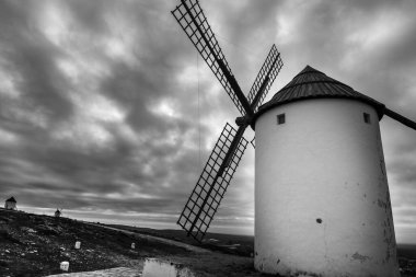 Castile- La Mancha, İspanya Mota del Cuervo yel değirmenleri