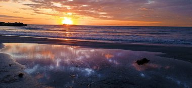 Sonbaharda plajda gün doğumu Santa Pola, Alicante, İspanya
