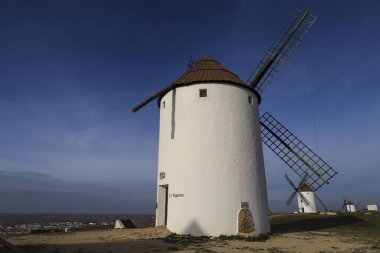Mota del Cuervo, Kastilya-La Mancha, İspanya 10 Aralık 2023 Kastilya 'da Mota del Cuervo' nun yel değirmenleri.