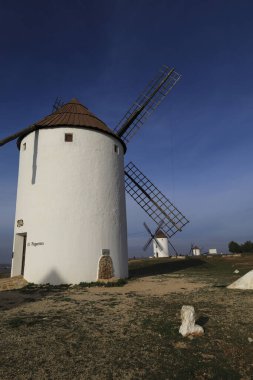 Mota del Cuervo, Kastilya-La Mancha, İspanya 10 Aralık 2023 Kastilya 'da Mota del Cuervo' nun yel değirmenleri.