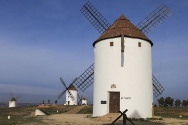 Mota del Cuervo, Kastilya-La Mancha, İspanya 10 Aralık 2023 Kastilya 'da Mota del Cuervo' nun yel değirmenleri.