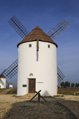 Mota del Cuervo, Kastilya-La Mancha, İspanya 10 Aralık 2023 Kastilya 'da Mota del Cuervo' nun yel değirmenleri.