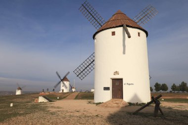 Mota del Cuervo, Kastilya-La Mancha, İspanya 10 Aralık 2023 Kastilya 'da Mota del Cuervo' nun yel değirmenleri.