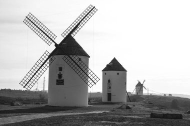 Mota del Cuervo, Kastilya-La Mancha, İspanya 10 Aralık 2023 Kastilya 'da Mota del Cuervo' nun yel değirmenleri.