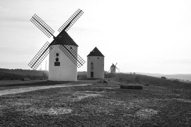 Mota del Cuervo, Kastilya-La Mancha, İspanya 10 Aralık 2023 Kastilya 'da Mota del Cuervo' nun yel değirmenleri.