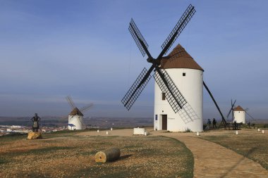 Mota del Cuervo, Kastilya-La Mancha, İspanya 10 Aralık 2023 Kastilya 'da Mota del Cuervo' nun yel değirmenleri.