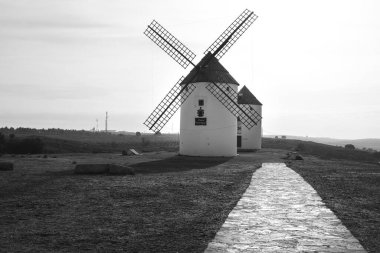 Mota del Cuervo, Kastilya-La Mancha, İspanya 10 Aralık 2023 Kastilya 'da Mota del Cuervo' nun yel değirmenleri.