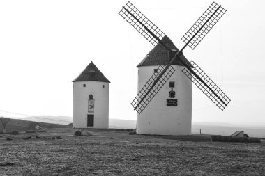 Mota del Cuervo, Kastilya-La Mancha, İspanya 10 Aralık 2023 Kastilya 'da Mota del Cuervo' nun yel değirmenleri.