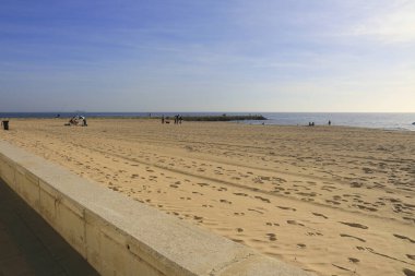 Rota, Cadiz, İspanya... 10 Ekim 2023: güneşli bir günde, Rota şehrinde Playa de la Costilla plajı