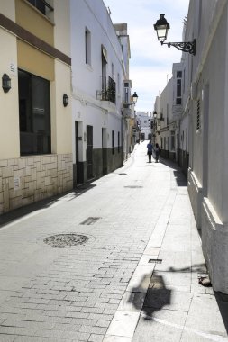 Rota, Cadiz, İspanya 10 Ekim 2023 Rota 'da dar sokaklar ve beyazlatılmış cepheler.