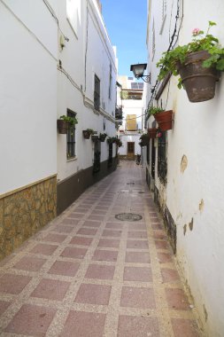 Rota, Cadiz, İspanya 10 Ekim 2023 Rota 'da sardunyalarla dolu dar sokaklar ve beyazlatılmış cepheler.