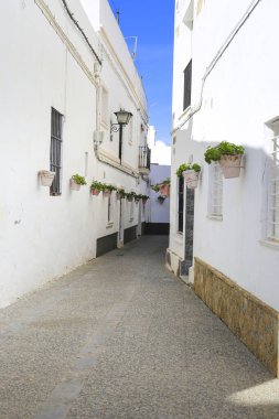 Rota, Cadiz, İspanya 10 Ekim 2023 Rota 'da sardunyalarla dolu dar sokaklar ve beyazlatılmış cepheler.