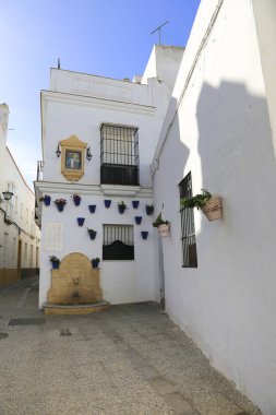 Rota, Cadiz, İspanya 10 Ekim 2023 Rota 'da sardunyalarla dolu dar sokaklar ve beyazlatılmış cepheler.