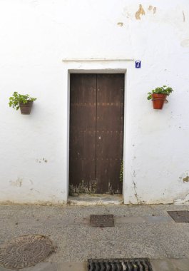 Rota, Cadiz, İspanya 10 Ekim 2023 Rota 'da sardunyalarla dolu dar sokaklar ve beyazlatılmış cepheler.