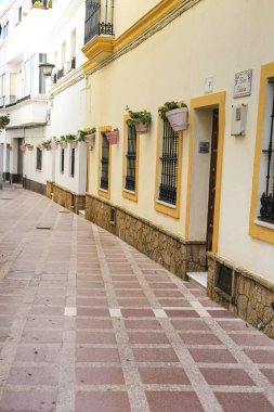 Rota, Cadiz, İspanya 10 Ekim 2023 Rota 'da sardunyalarla dolu dar sokaklar ve beyazlatılmış cepheler.