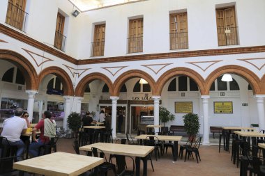 Rota, Cadiz, İspanya - 3 Ekim 2023: Rota, Cadiz, Endülüs 'teki Belediye Merkezi Pazarı' nın içindeki bar terasları ve restoranlar