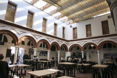 Rota, Cadiz, İspanya - 3 Ekim 2023: Rota, Cadiz, Endülüs 'teki Belediye Merkezi Pazarı' nın içindeki bar terasları ve restoranlar