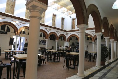 Rota, Cadiz, İspanya - 3 Ekim 2023: Rota, Cadiz, Endülüs 'teki Belediye Merkezi Pazarı' nın içindeki bar terasları ve restoranlar