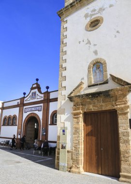 Rota, Cadiz, İspanya - 3 Ekim 2023: Rota, Cadiz, Endülüs 'teki Belediye Merkezi Pazarı ve La Merced manastırı cephesi