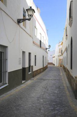 Rota, Cadiz, İspanya 10 Ekim 2023 Rota 'da dar sokaklar ve beyazlatılmış cepheler.