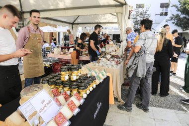 Rota, Cadiz, İspanya - 23 Nisan 2023: İnsanlar Rota 'daki Gastronomik ve Geleneksel Pazar' dan el sanatları satın alıyorlar