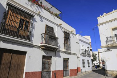 Rota, Cadiz, İspanya 10 Ekim 2023 Rota 'da dar sokaklar ve beyazlatılmış cepheler.