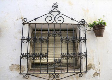 Tipik Endülüs evi penceresi. Rota şehrinde işlenmiş demir ızgara var.