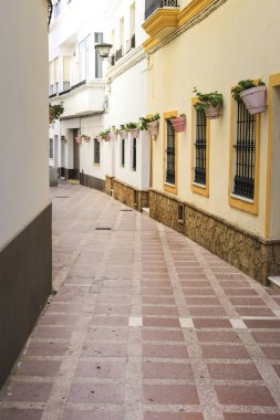 Rota, Cadiz, İspanya 10 Ekim 2023 Rota 'da sardunyalarla dolu dar sokaklar ve beyazlatılmış cepheler.