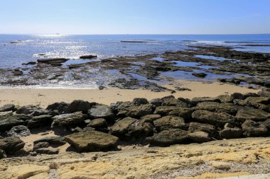 Playa de la Costilla plajı ve Cadiz 'in Rota şehrinde gezinti, güneşli bir günde