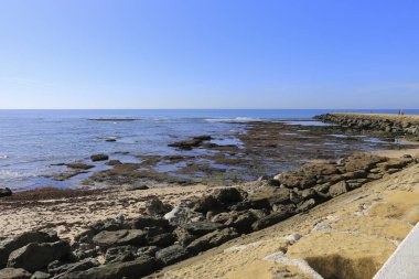 Playa de la Costilla plajı ve Cadiz 'in Rota şehrinde gezinti, güneşli bir günde