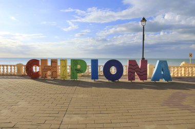 Chipiona, Cadiz, İspanya - 10 Ekim 2023: Sahildeki gezinti alanında Chipiona kasabasının adını oluşturan renkli mektuplar