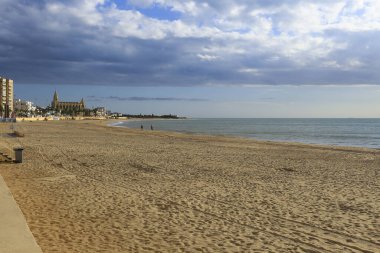 Chipiona Sahili ve gezinti Bulutlu bir kış gününde