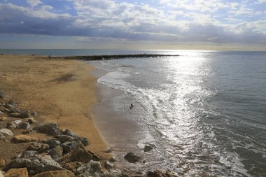 Chipiona Sahili ve dalgalı su Kışın bulutlu bir gününde