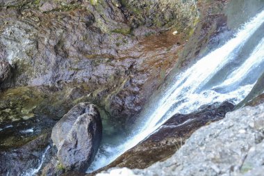 İspanya 'nın Albacete eyaleti Sierra de Alcaraz' daki Nacimiento del Rio Mundo 'da renkli kaya duvarlı şelale.