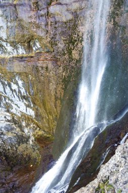 İspanya 'nın Albacete eyaleti Sierra de Alcaraz' daki Nacimiento del Rio Mundo 'da renkli kaya duvarlı şelale.